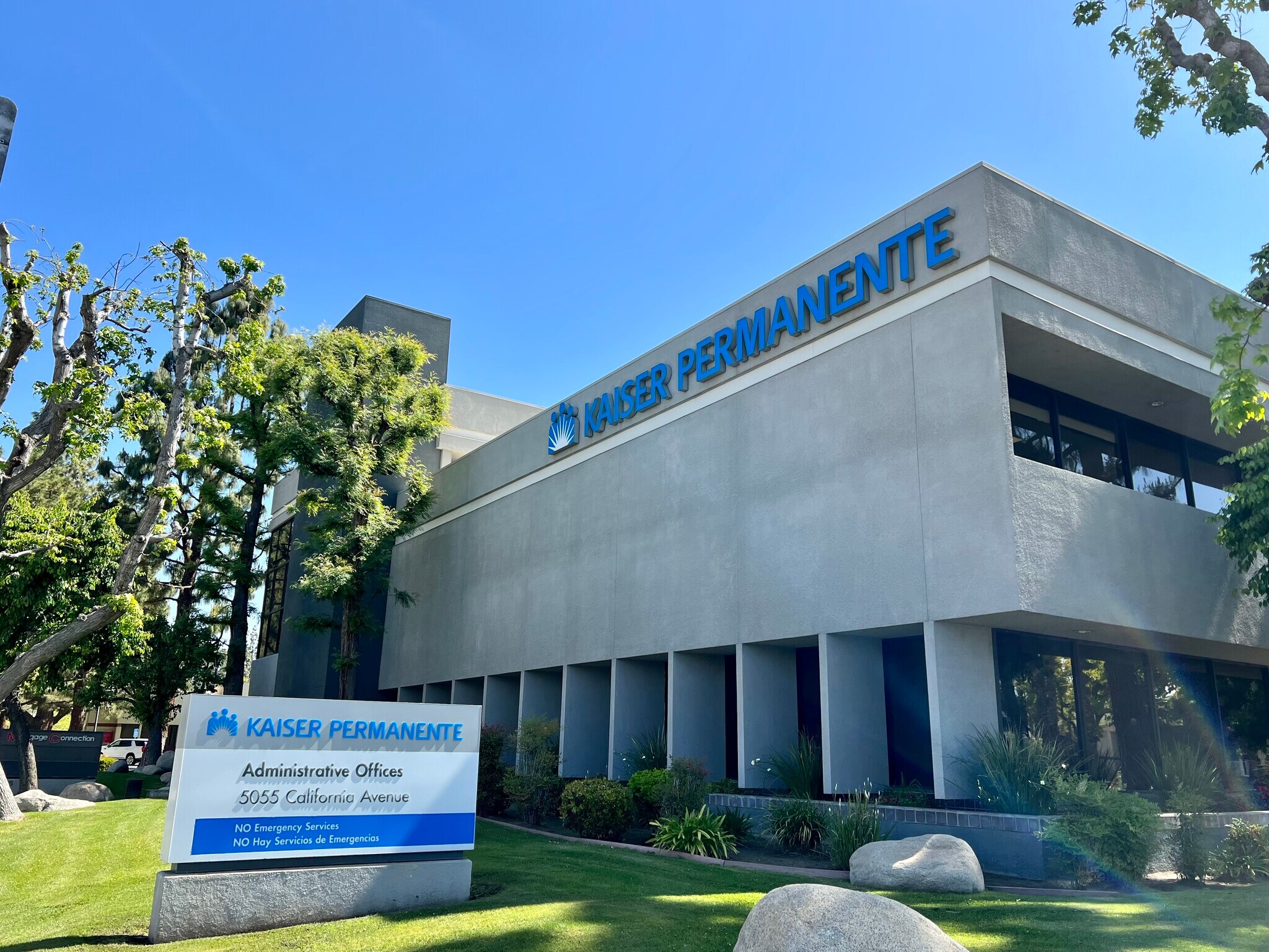 5055 California Ave, Bakersfield, CA à vendre Photo de l’immeuble– Image 1 sur 18