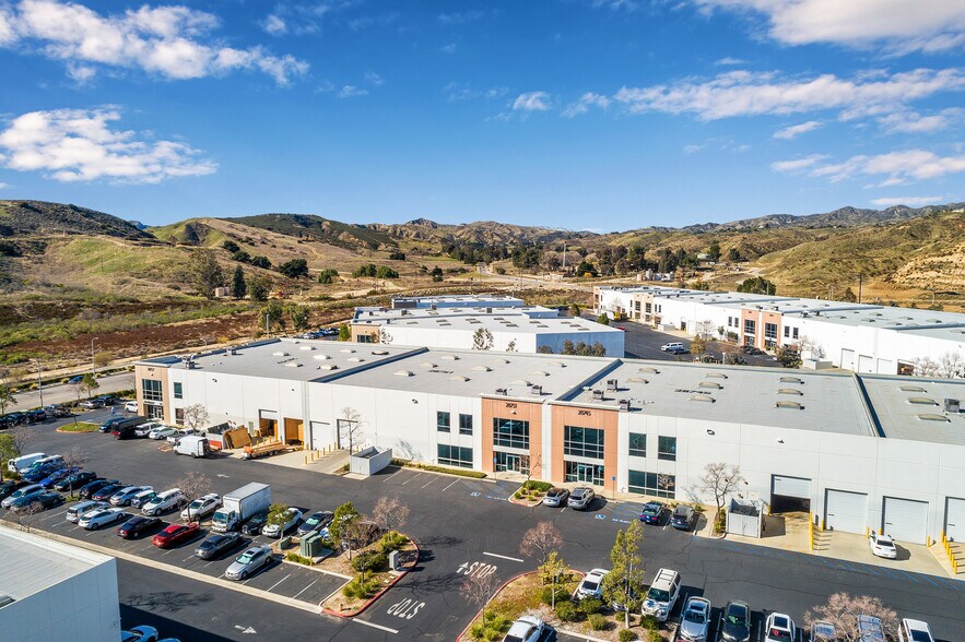28751 Industry Dr, Valencia, CA à louer - Aérien – Image 3 sur 12