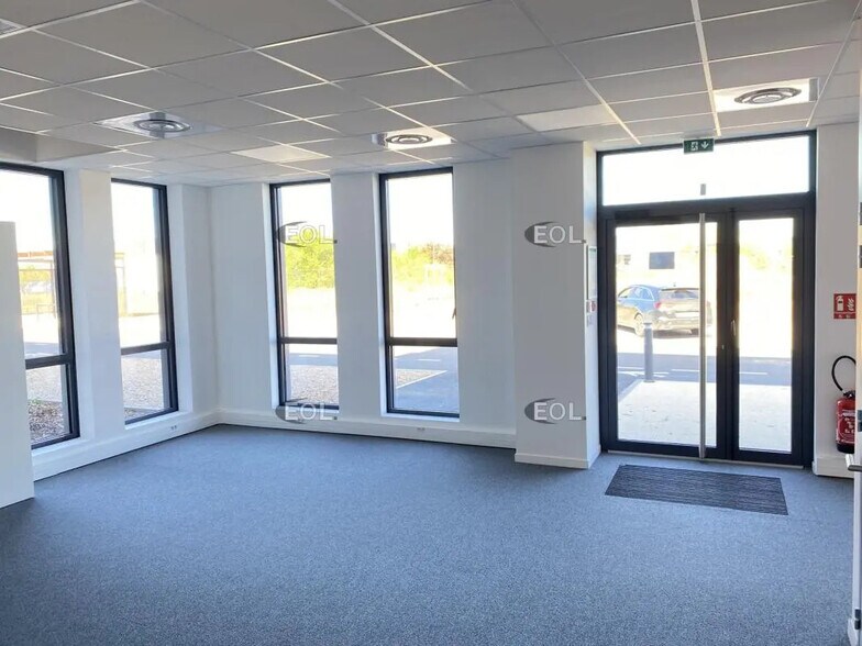 Local d’activités dans Saint-Priest à louer - Photo de l’immeuble – Image 3 sur 5