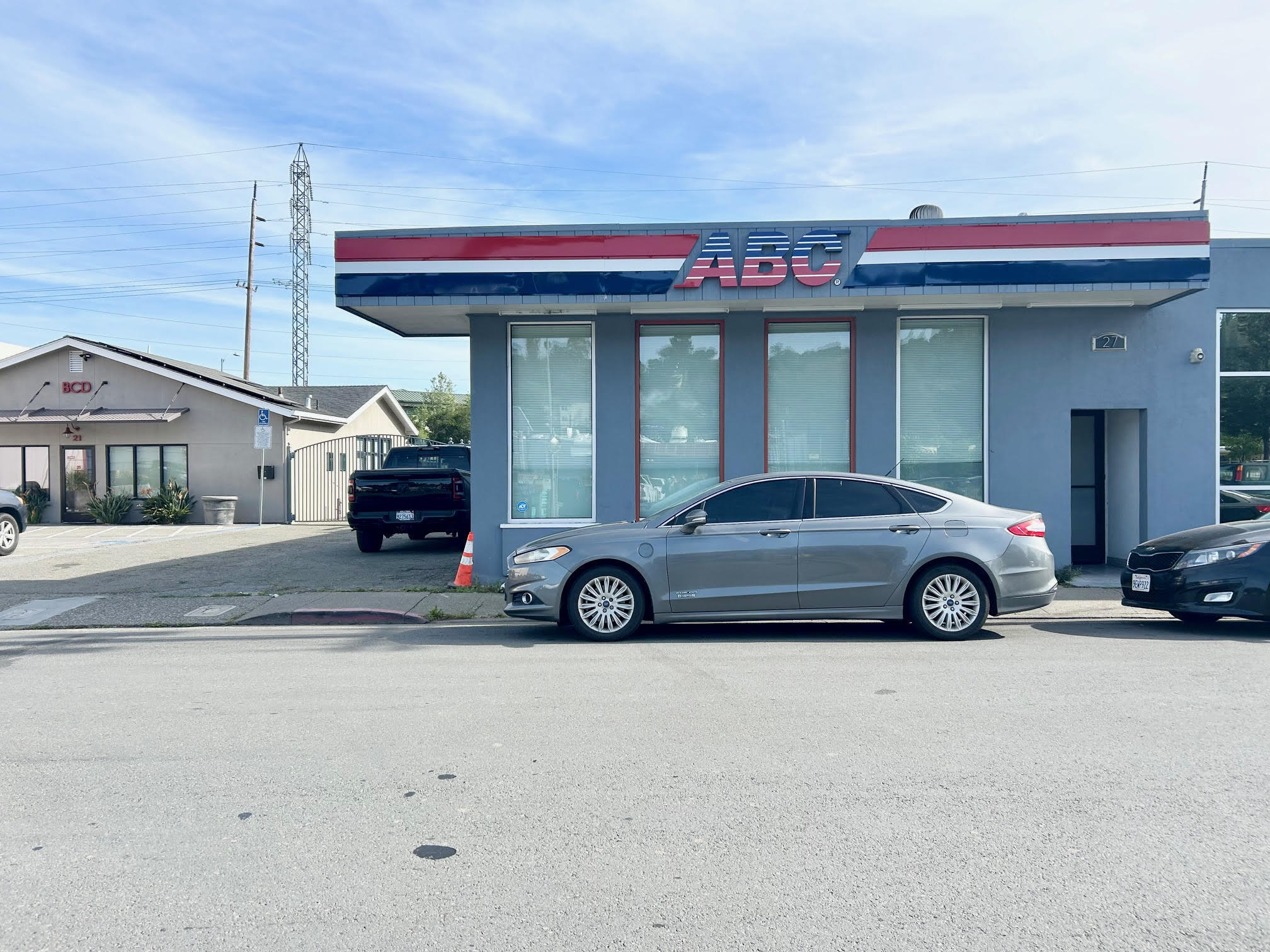 27 Jordan St, San Rafael, CA à louer Photo principale– Image 1 sur 5