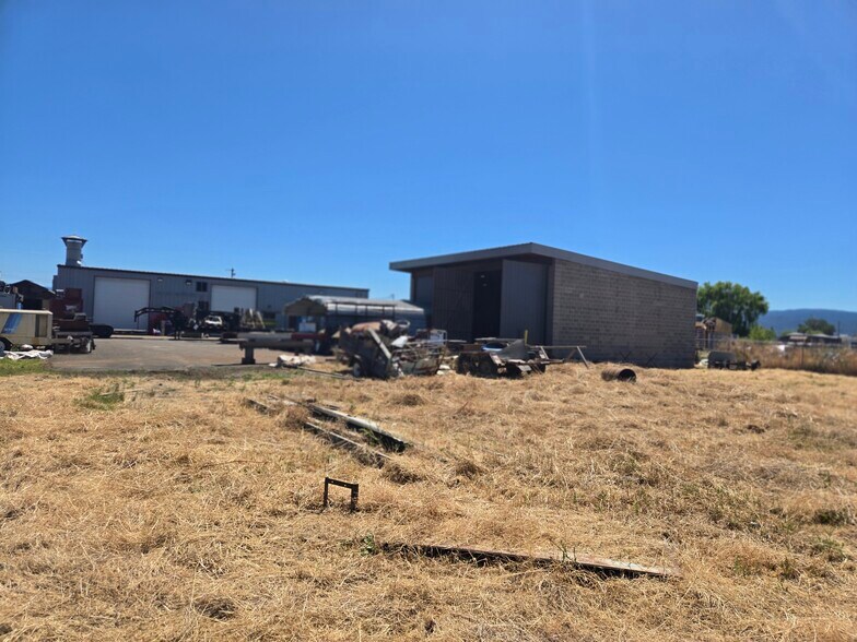 1343 E Justice Rd, Central Point, OR à vendre - Photo de l’immeuble – Image 2 sur 7