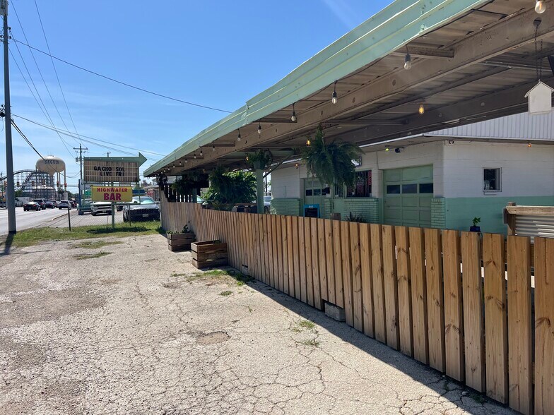 210 E Kingsbury St, Seguin, TX à vendre - Photo de l’immeuble – Image 2 sur 23