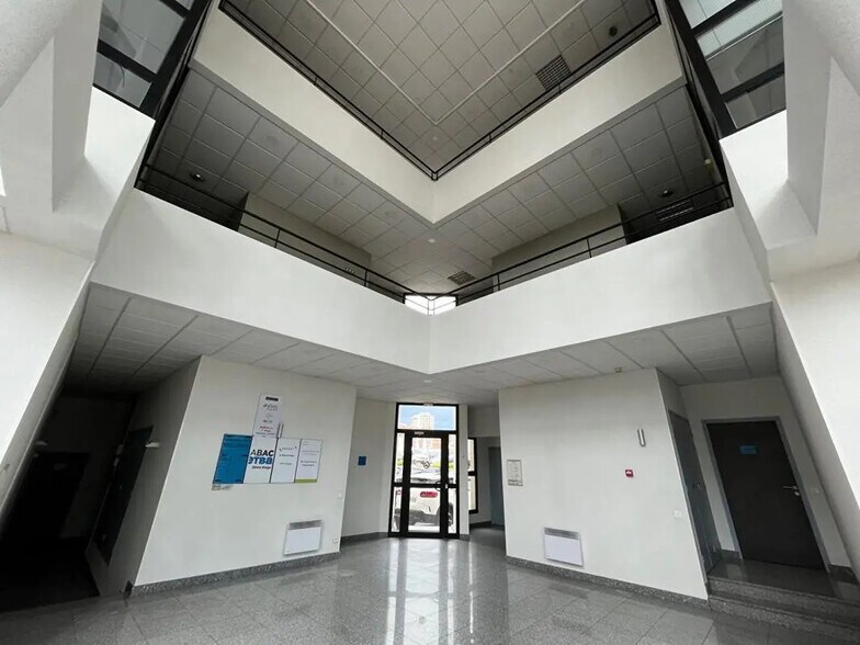 Bureau dans Roanne à louer - Hall d’entrée – Image 2 sur 5