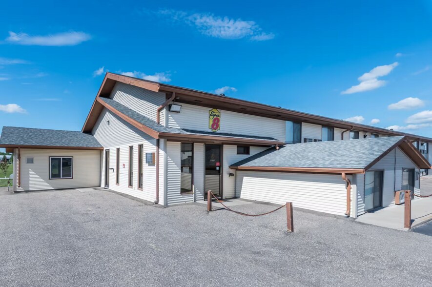 1001 Highway 2 E, Devils Lake, ND à vendre - Photo de l’immeuble – Image 2 sur 17
