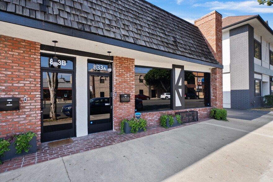 833 N Hollywood Way, Burbank, CA à louer - Photo de l’immeuble – Image 3 sur 13