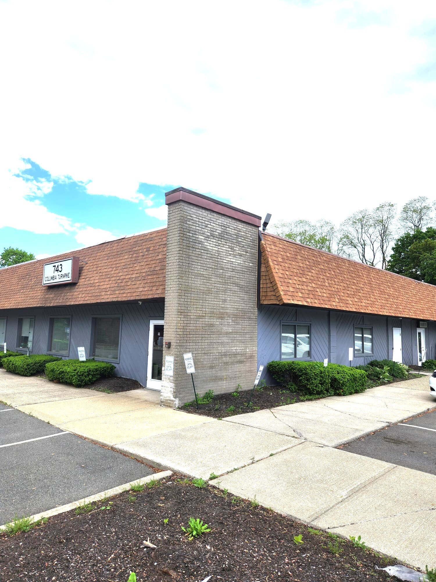 743 Columbia Tpke, East Greenbush, NY à louer Photo de l’immeuble– Image 1 sur 9