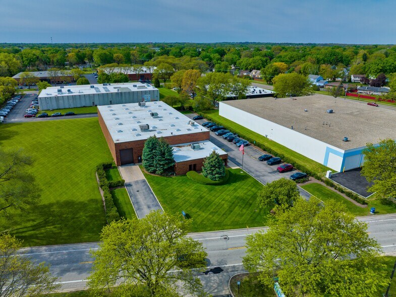 1525 Holmes Rd, Elgin, IL à vendre - Photo de l’immeuble – Image 2 sur 18