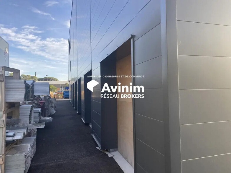 Local d'activités dans Le Cannet-des-Maures à vendre - Photo de l’immeuble – Image 3 sur 13