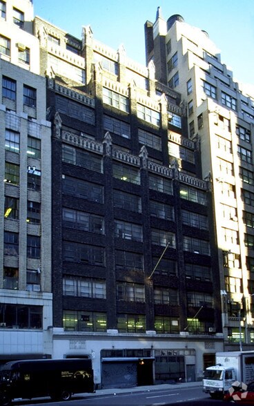 323 W 39th St, New York, NY à louer - Photo de l’immeuble – Image 3 sur 10