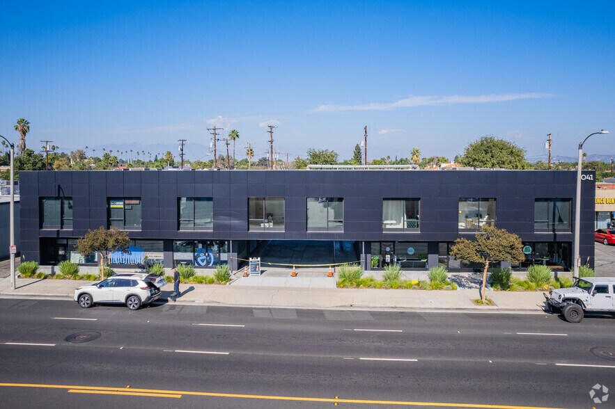 8041 Florence Ave, Downey, CA à louer - Photo de l’immeuble – Image 3 sur 24