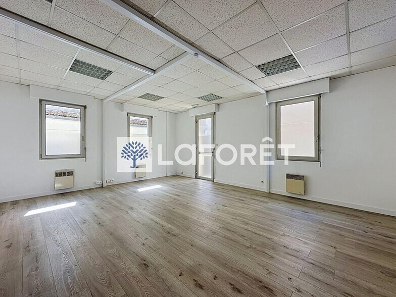 Bureau dans à louer - Photo de l’immeuble – Image 1 sur 7