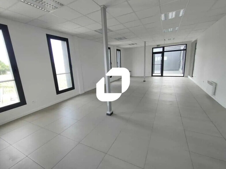 Bureau dans Buc à louer - Photo de l’immeuble – Image 1 sur 9