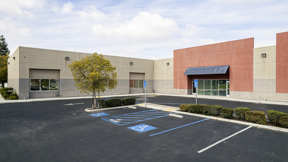 5100 Young St, Bakersfield, CA à vendre - Photo principale – Image 1 sur 7