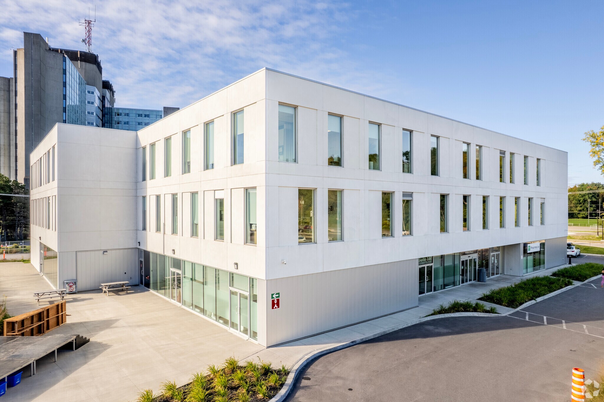 307 Boul Des Anciens-Combattants, Sainte-anne-de-bellevue, QC à louer Photo principale– Image 1 sur 4