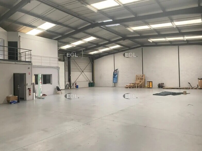 Local d’activités dans Vénissieux à louer - Photo de l’immeuble – Image 3 sur 13