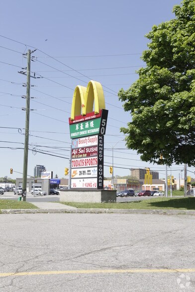 50 Kennedy Rd S, Brampton, ON à vendre - Photo de l’immeuble – Image 2 sur 4