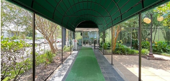 9432 Katy Fwy, Houston, TX à louer - Photo de l’immeuble – Image 3 sur 12