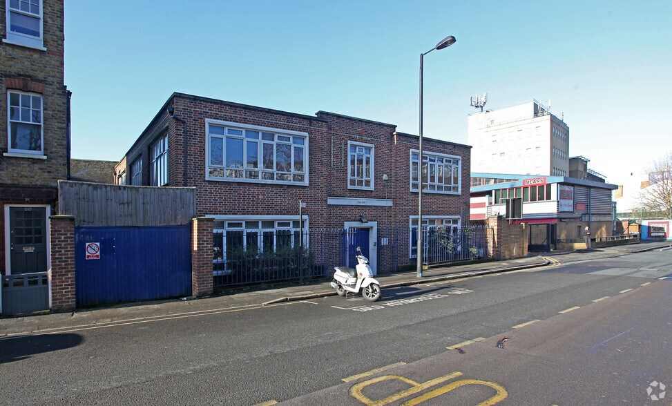 206-208 Stewarts Rd, Londres à vendre - Photo de l’immeuble – Image 1 sur 3