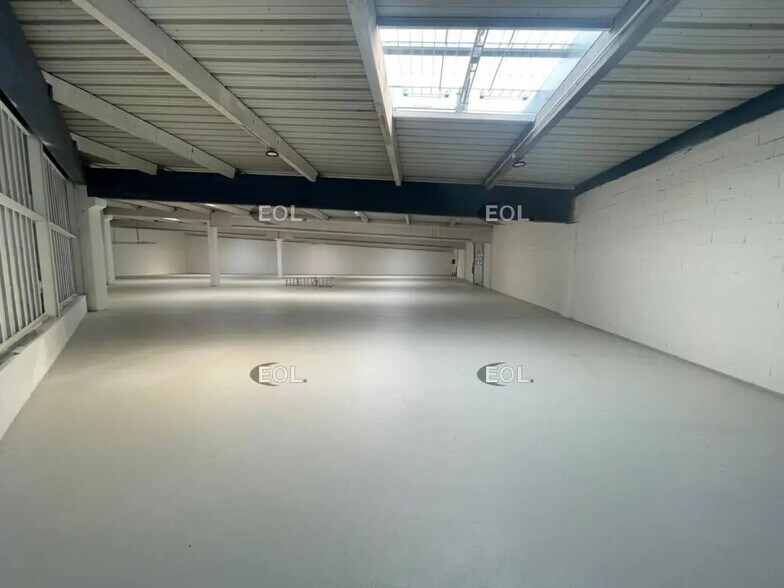 Local d'activités dans Maurepas à vendre - Photo de l’immeuble – Image 3 sur 12