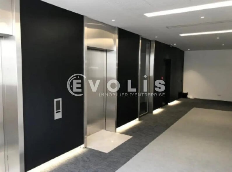 2 Avenue De La Gare, Montigny-le-Bretonneux à louer - Photo de l’immeuble – Image 2 sur 6