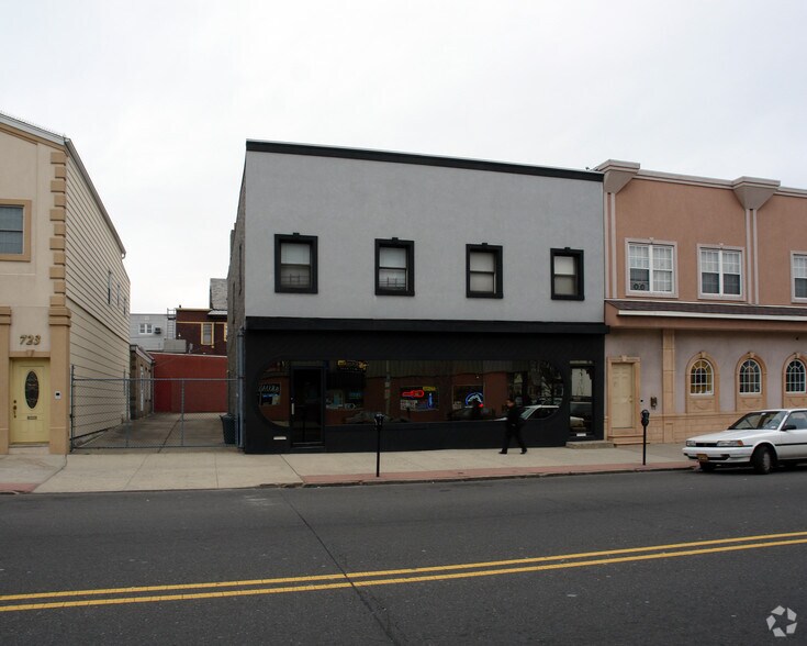 725-727 Broadway, Bayonne, NJ à vendre - Photo de l’immeuble – Image 2 sur 2