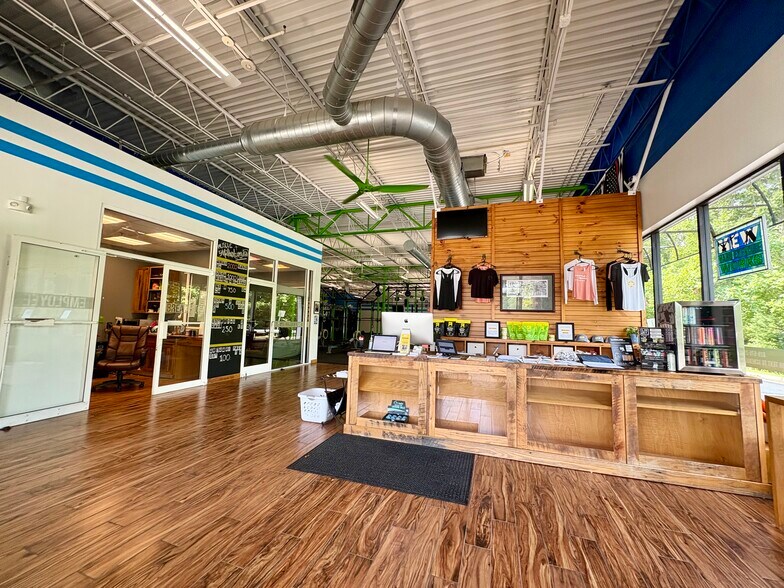1636 Hendersonville Rd, Asheville, NC à louer - Photo de l’immeuble – Image 3 sur 26