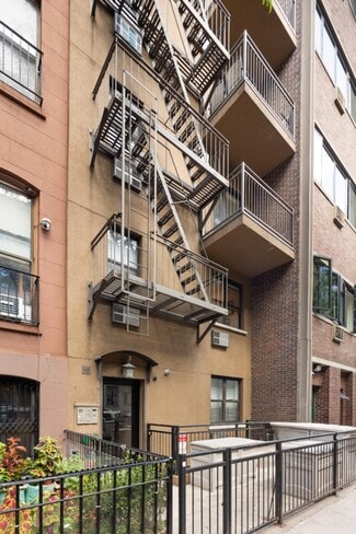 Plus de détails pour 447 W 47th St, New York, NY - Logement à vendre
