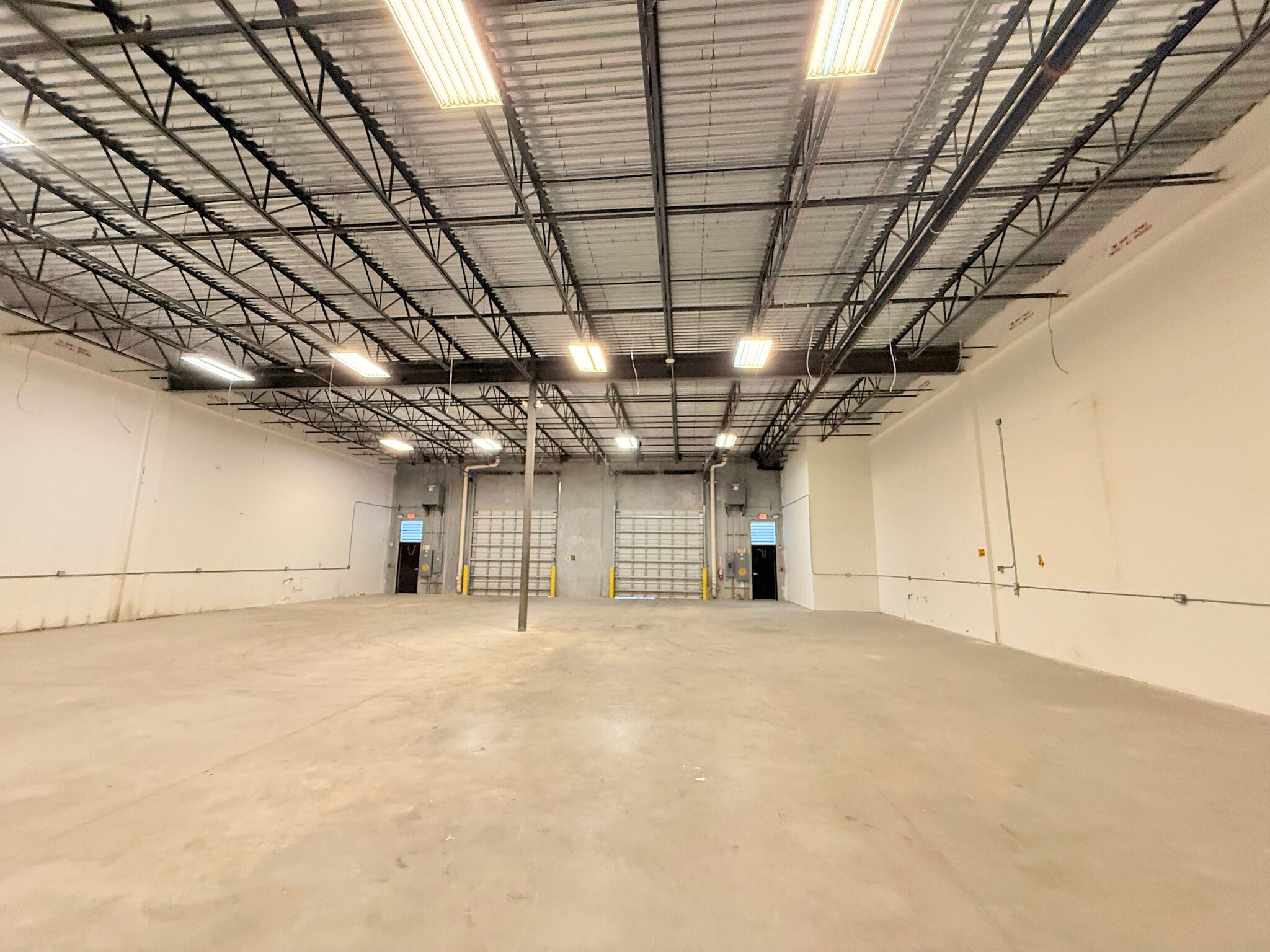 911 E Industrial Cir, Cape Coral, FL à louer Photo intérieure– Image 1 sur 9