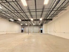 911 E Industrial Cir, Cape Coral, FL à louer Photo intérieure– Image 1 sur 9