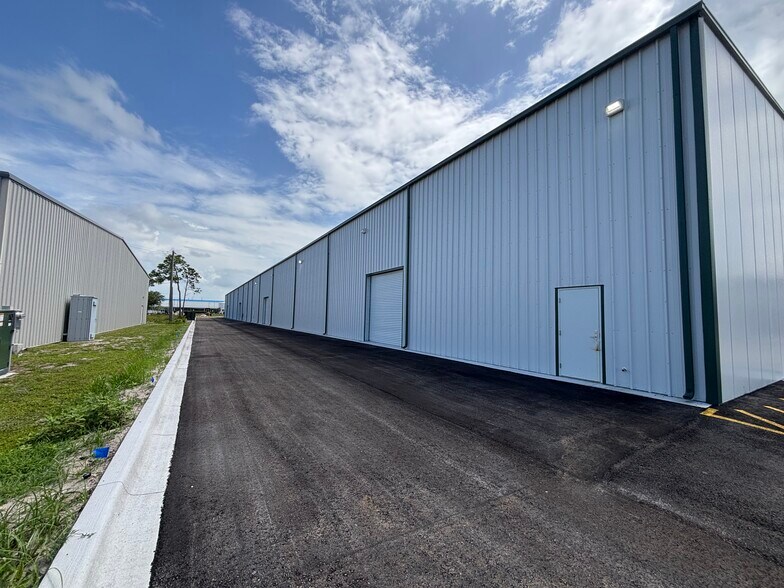 3092 Oxbow Cir, Cocoa, FL à louer - Photo de l’immeuble – Image 2 sur 9