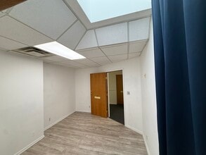 16824-16828 Kercheval Pl, Grosse Pointe, MI à louer Photo intérieure– Image 1 sur 4