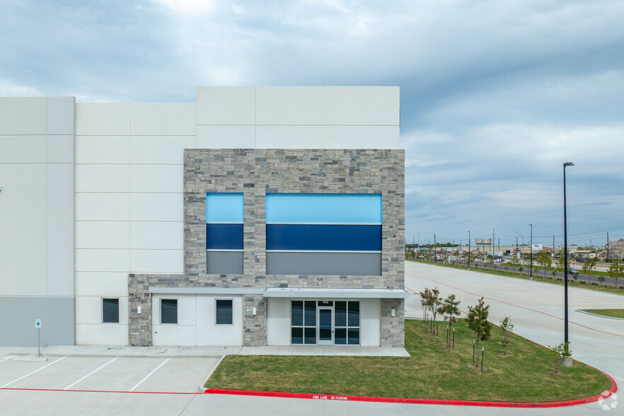 11249 I-10 E, Mont Belvieu, TX à louer - Photo de l’immeuble – Image 3 sur 6