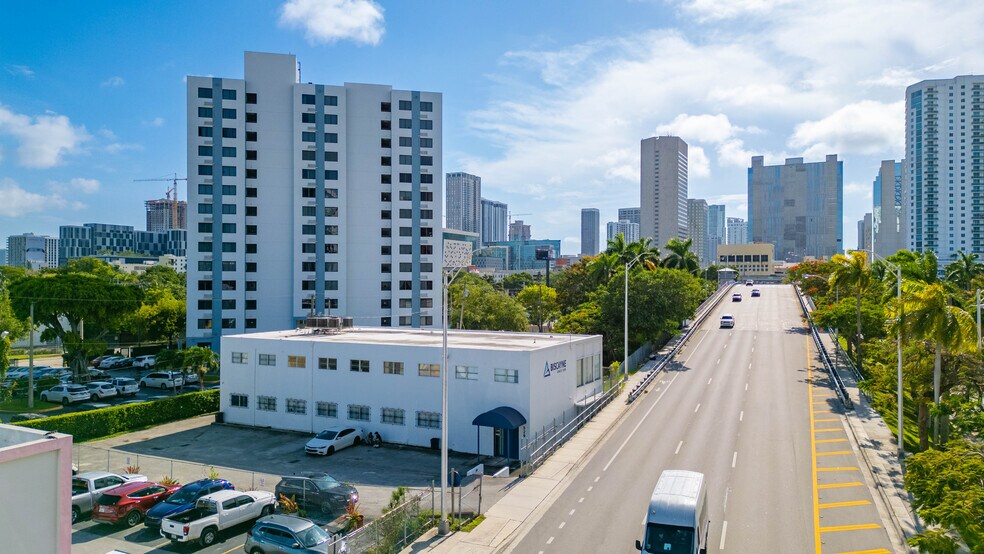 529 W Flagler St, Miami, FL à louer - Photo de l’immeuble – Image 2 sur 10