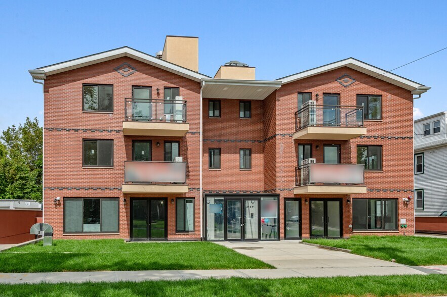 214-11 35th Ave, Bayside, NY à vendre - Photo de l’immeuble – Image 2 sur 7