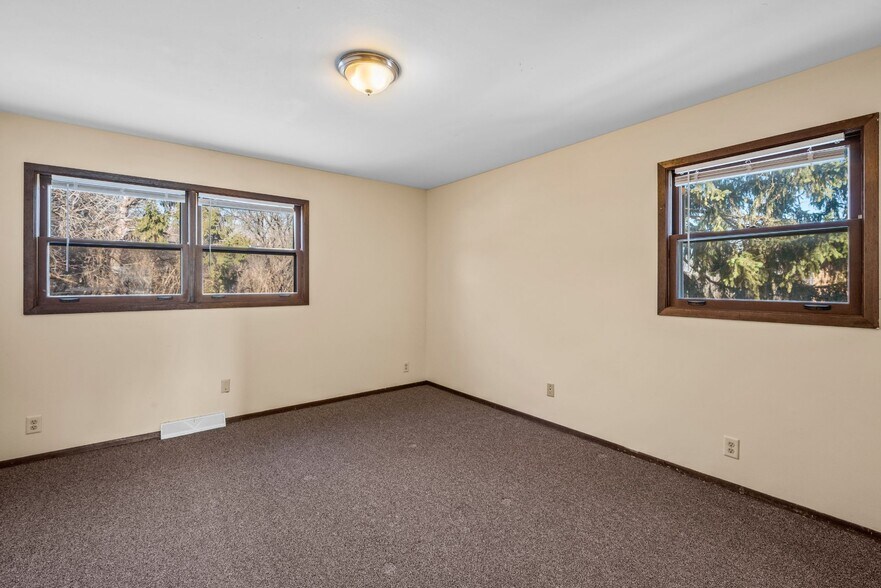 1950 W Good Hope Rd, Glendale, WI à vendre - Photo de l’immeuble – Image 2 sur 12