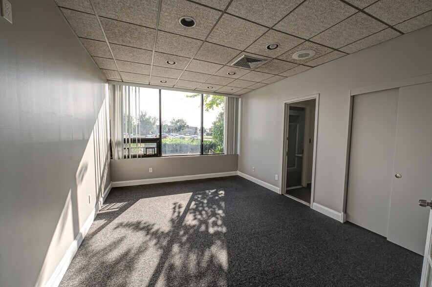 1800 Ocean Ave, Ronkonkoma, NY à louer - Photo de l’immeuble – Image 3 sur 30