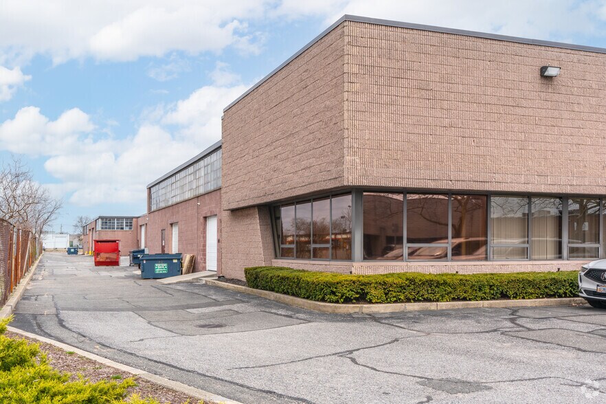 25-33 Dubon Ct, Farmingdale, NY à louer - Photo de l’immeuble – Image 2 sur 4