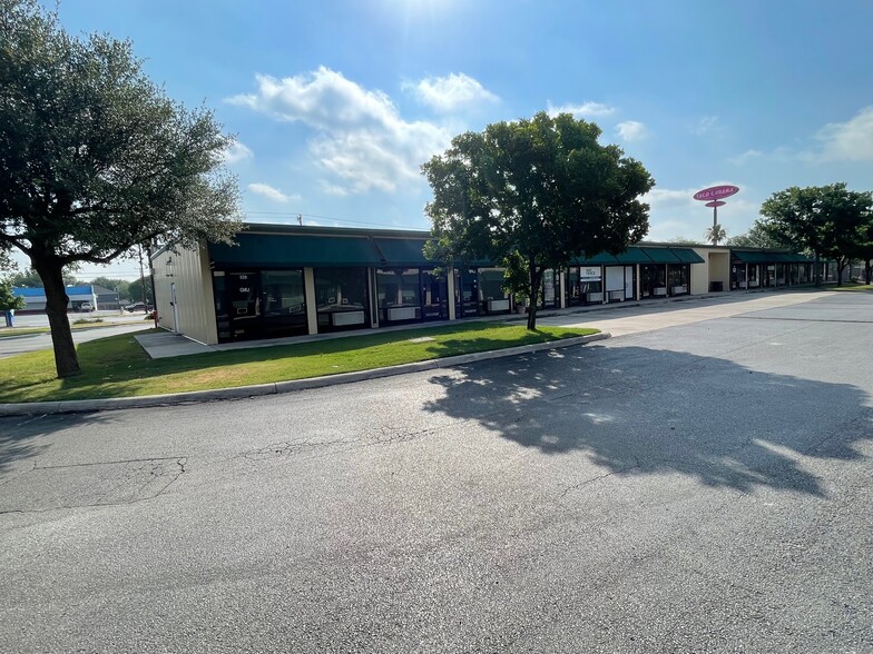 8034 Culebra Rd, San Antonio, TX à louer - Photo de l’immeuble – Image 3 sur 15