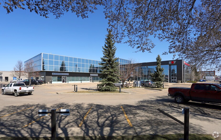 9636 51 Ave, Edmonton, AB à louer - Photo de l’immeuble – Image 2 sur 22