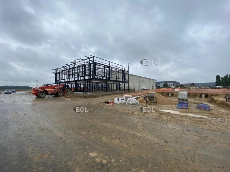 Local d’activités dans Saint-Germain-lès-Arpajon à louer - Photo de l’immeuble – Image 2 sur 4