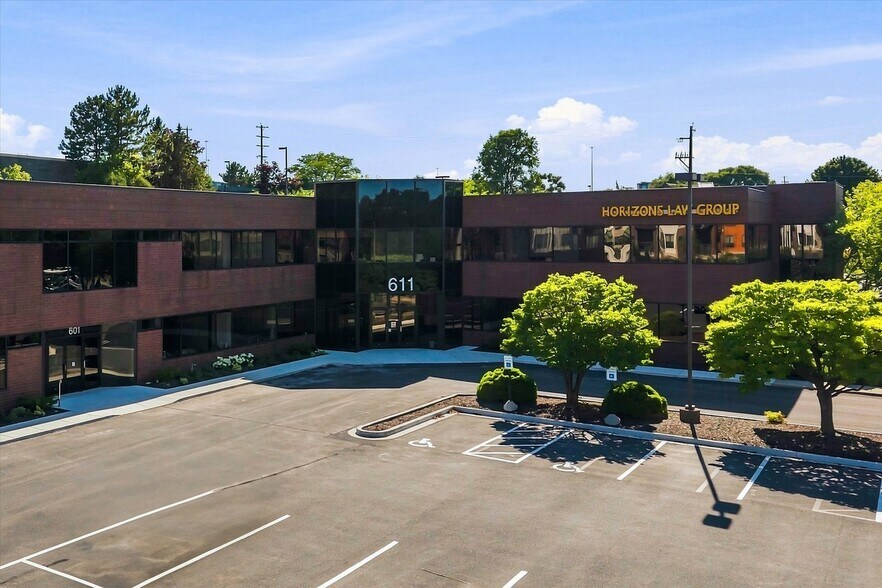 601-611 N Barker Rd, Brookfield, WI à louer - Photo de l’immeuble – Image 2 sur 34