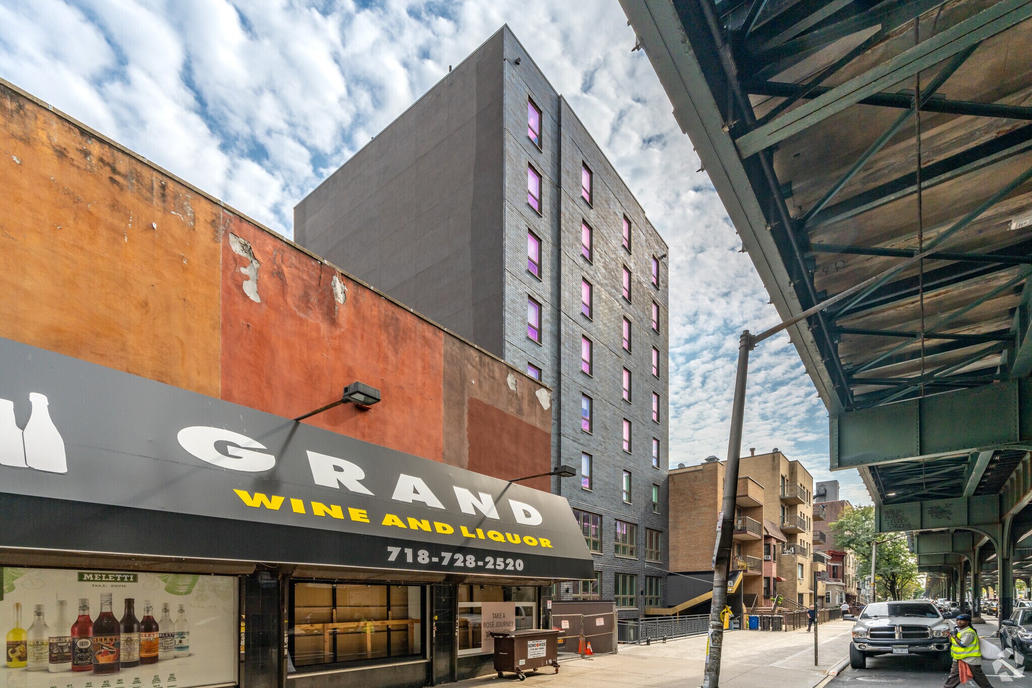 30-17 31st St, Astoria, NY à louer Photo principale– Image 1 sur 17