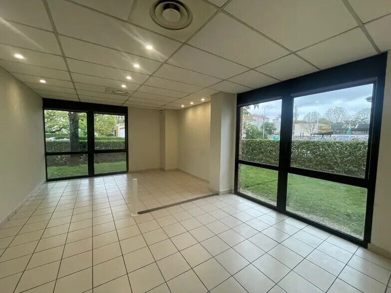 Bureau dans Vénissieux à louer - Photo de l’immeuble – Image 3 sur 8