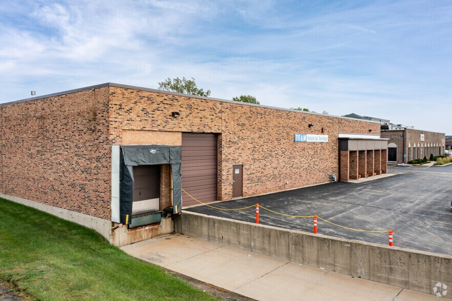 10 Eisenhower Ln N, Lombard, IL à louer - Photo de l’immeuble – Image 3 sur 6
