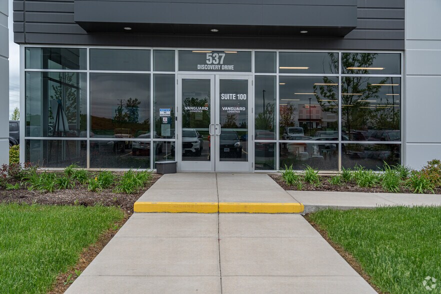 537 Discovery Dr, West Chicago, IL à louer - Photo de l’immeuble – Image 3 sur 10