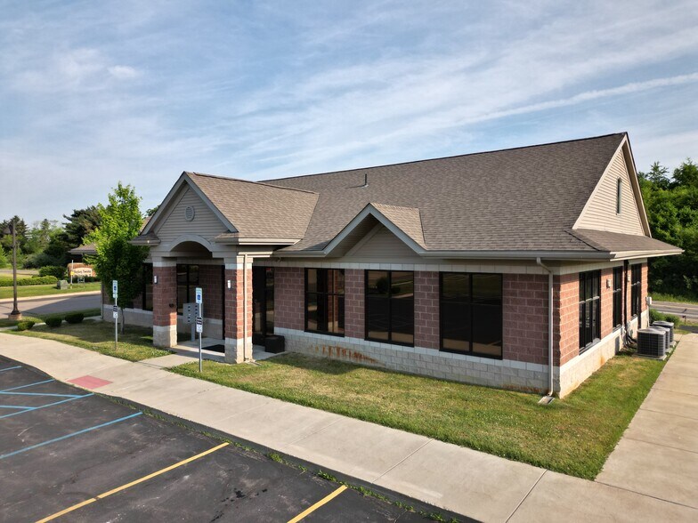 10105 Veterans Memorial Dr, Hamburg Township, MI à vendre - Photo de l’immeuble – Image 3 sur 4