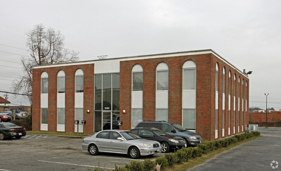 6022 Jefferson Ave, Newport News, VA à louer - Photo de l’immeuble – Image 1 sur 13