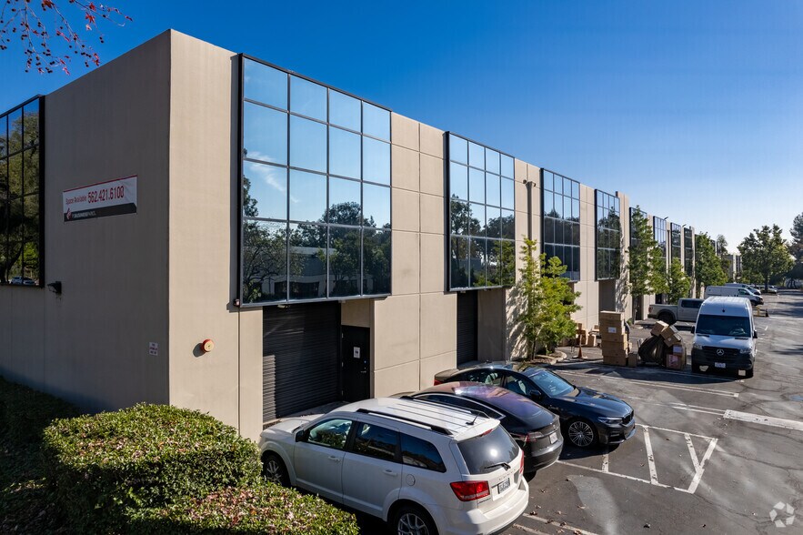 2550 E Corporate Pl, Monterey Park, CA à louer - Photo principale – Image 1 sur 7