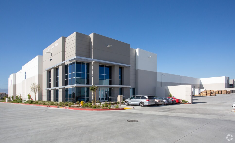 15640 Hellman Ave, Chino, CA à louer - Photo de l’immeuble – Image 1 sur 1