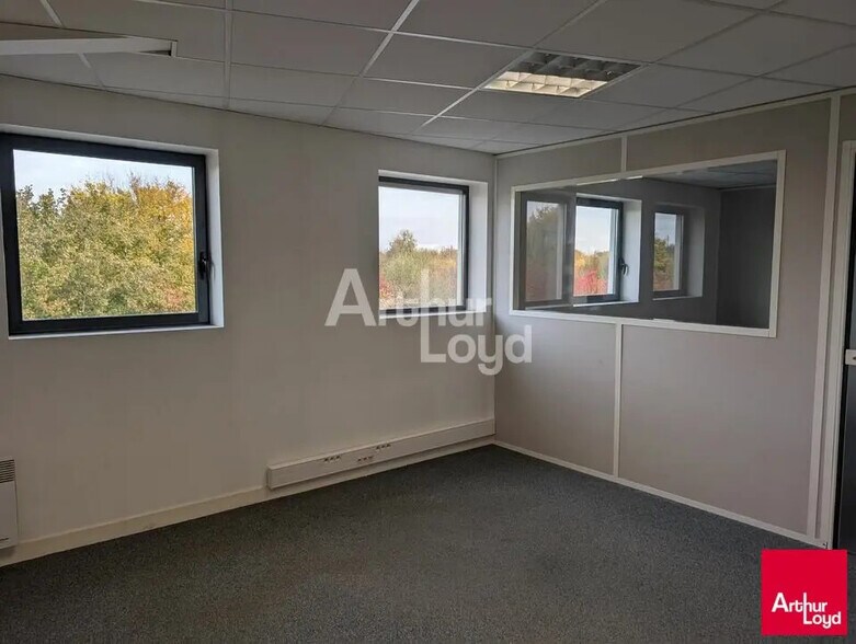 Local d’activités dans Chartres-de-Bretagne à louer - Photo de l’immeuble – Image 2 sur 8